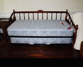 Day bed with pop up trundle bed