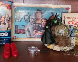 Variety of Wizard of Oz collectibles 