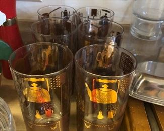 Set of gold and black tumblers