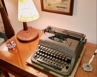 Vintage Underwood Typewriter with its case 