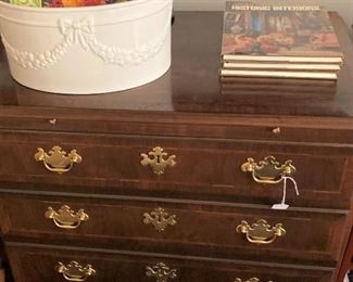 Four-drawer chest/nightstand