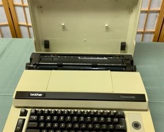 CLEARANCE  !  $4.00 NOW, WAS $16.00........typewriter (J430)