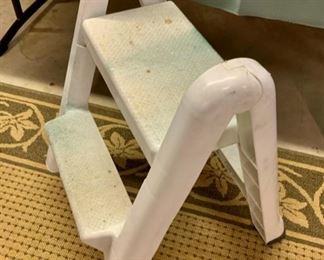 CLEARANCE  !  $3.00 NOW, WAS $10.00........step stool (J431)