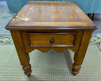 CLEARANCE  !  $4.00 NOW, WAS $15.00.........end table as is 24" x 28", 24" tall (J432)