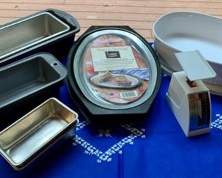 $10.00........Bread pans and more kitchenware (J489)