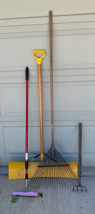 REDUCED!  $9.00 NOW, WAS $12.00.....Yard Tools (J055)