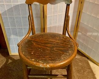$10.00.......Vintage Chair (J323)