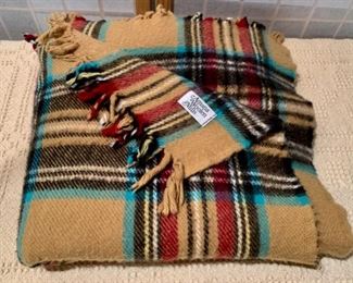 $12.00........American Woolen Mills Throw Blanket (J311)