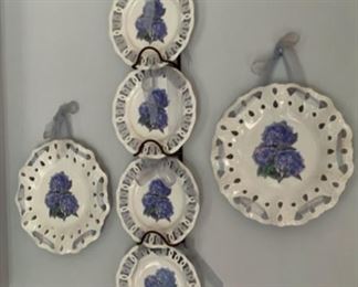 CLEARANCE !  $4.00 NOW, WAS $12.00........6 Floral Plates and Hanger (J618)