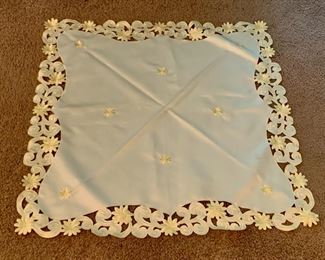HALF OFF !  $7.00 NOW, WAS $14.00...........Tablecloth  33" x 33" (J592)