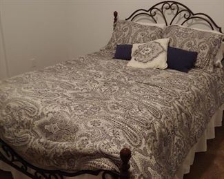Queen bed --with pristine mattress/boxsprings