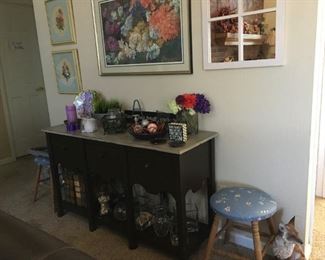 Console table with three drawers, two cute stools