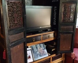 Beautiful cabinet perfect for a TV amazing carving 
