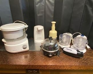 Small collection of kitchen appliances