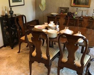 traditional Queen Anne style dining table & chairs