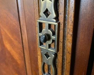 Pulaski Furniture Antiques Roadshow Huge Stand Alone Wardrobe Cabinet/Dresser Armoire	84x68x23in	HxWxD