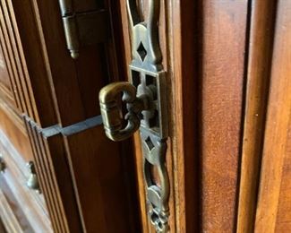 Pulaski Furniture Antiques Roadshow Huge Stand Alone Wardrobe Cabinet/Dresser Armoire	84x68x23in	HxWxD