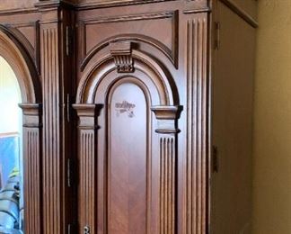 Pulaski Furniture Antiques Roadshow Huge Stand Alone Wardrobe Cabinet/Dresser Armoire	84x68x23in	HxWxD