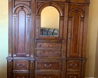 Pulaski Furniture Antiques Roadshow Huge Stand Alone Wardrobe Cabinet/Dresser Armoire	84x68x23in	HxWxD