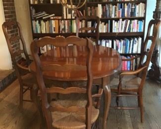 Beautiful dining room table with two leaves. 250.00