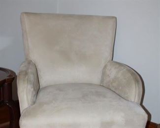 UPHOLSTERED ACCENT CHAIR