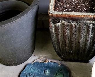Large pots & welcome "stone"
