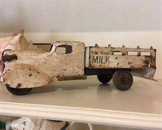 1930s vintage Wyandotte toy milk truck
