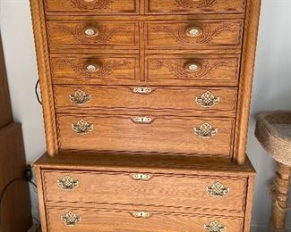 Solid wood oak chest of drawers