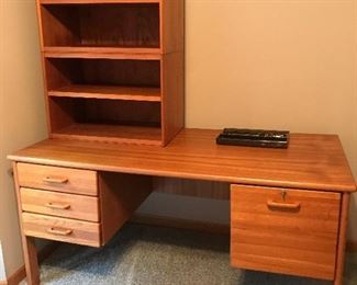 Desk with two seperate shelf units