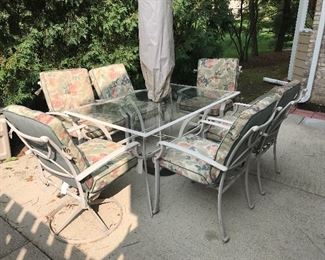 Outdoor patio set - Table, 6 chairs and umbrella