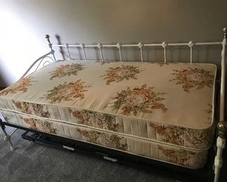 Day bed w/ trundle