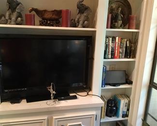 ALMOST NEW FLAT SCREEN 37" VISIO WITH REMOTE PRICE $185 ON SMALL SIDE SHELF IS THE BOSE MP3 PLATFORM PLAYER $100