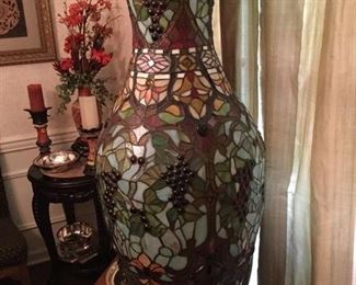 LARGE URN SHAPED TIFFANY STYLE LAMP PRICE $395 #8