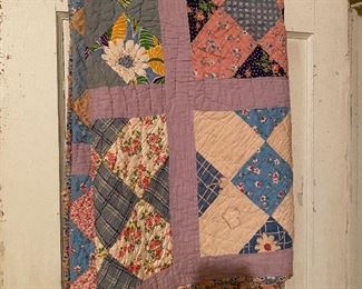 Wow.. what a gorgeous vintage quilt