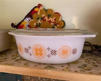 Vintage Pyrex Town and Country Casserole Dish 1 1/2 Quart "043" with lid
