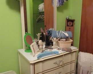 ... one of 4 matching bedroom pieces