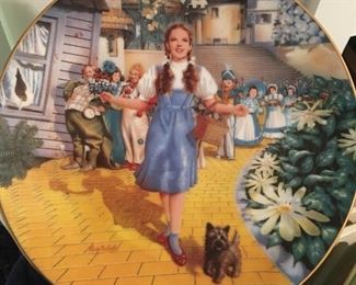 Collectible Wizard of Oz plate with hardware to hang