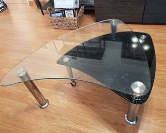 Expandable glass coffee table