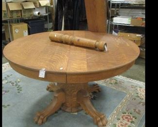 1910's round oak dinning table with ball and claw feet