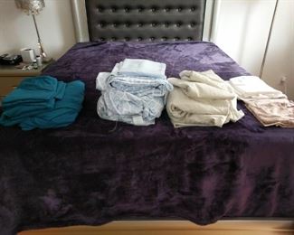 queensize velour blanket three sets of queen size linen with pillow cases and two additional set of pillowcases