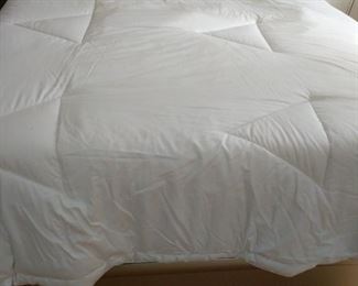 Quern size white down comforter
