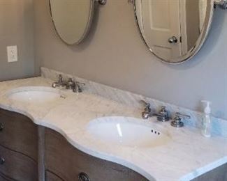 Fantastic bath vanity with matching mirrors & lights