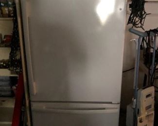 Amana Refrigerator with pull out freezer drawer, works great - Excellent condition 