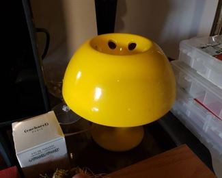 Vintage MCM porcelain accent lamp