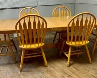 CLEARANCE !  $60.00 NOW, WAS $300.00..............Oak Table, veneer top 59", 2 leaves 18" each  6 Chairs (T048) 