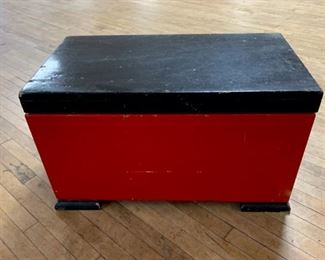 HALF OFF !  $12.50 NOW, WAS $25.00.............Vintage Small Red & Black Trunk 21" x 12", 12 1/2" tall (M004)