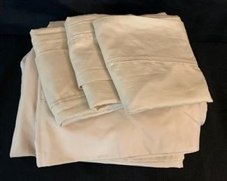 CLEARANCE !  $4.00 NOW, WAS $15.00.............Queen Sheets Very Soft and Good Condition, 3 Pillow Cases (T158)