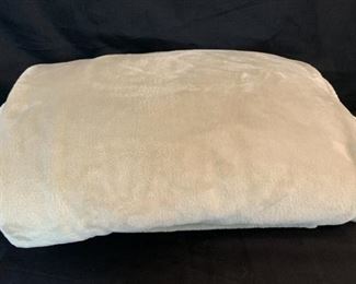 CLEARANCE  !  $4.00 NOW , WAS $15.00............Soft Plush Blanket (T152)
