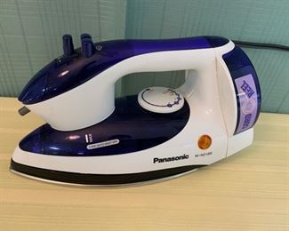 CLEARANCE  !  $6.00 NOW, WAS $20.00............Panasonic Clothes Iron, very good condition (T138)
