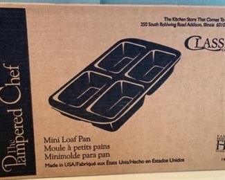 CLEARANCE  !  $3.00 NOW, WAS $12.00.............Pampered Chef Mini Loaf Pan With Box (T122)